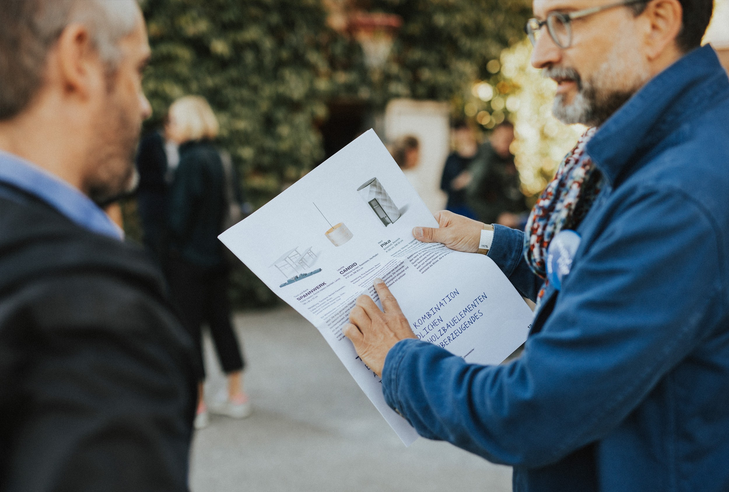 Hochwertig gestalteter Ausstellungskatalog mit minimalistischer Typografie und ästhetischen Fotografien der präsentierten Handwerksstücke.
