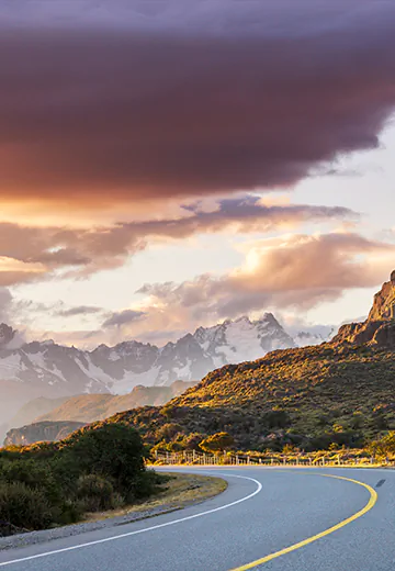 Observação astronômica no deserto do Atacama, com silhueta de pessoa fotografando a Via Láctea sob céu estrelado