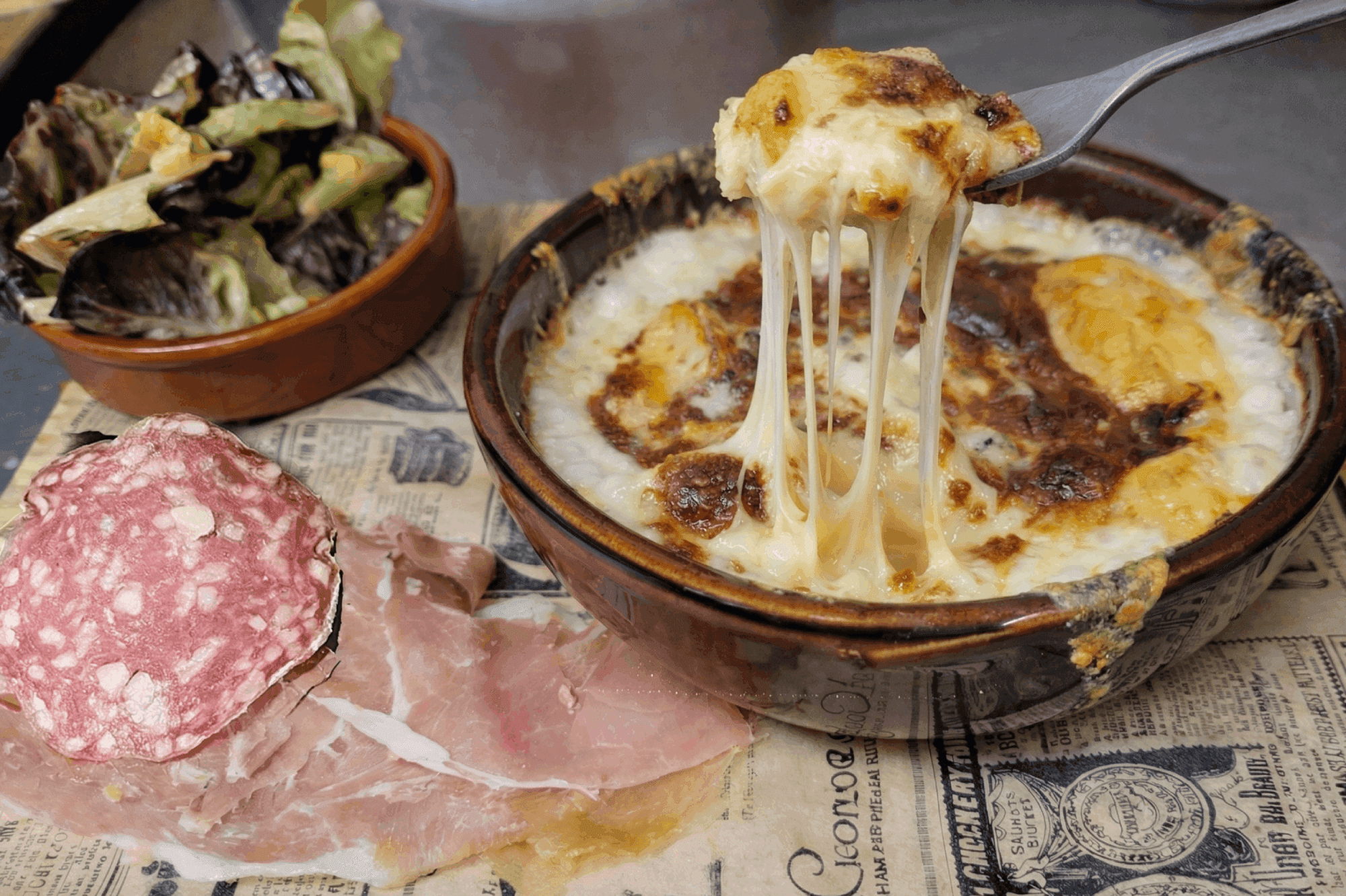 Truffade servie en cassolette avec charcuterie à La Cassolette, restaurant auvergnat à Clermont-Ferrand