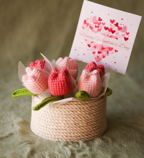 Handmade crochet flower basket with greeting card for romantic gifting
