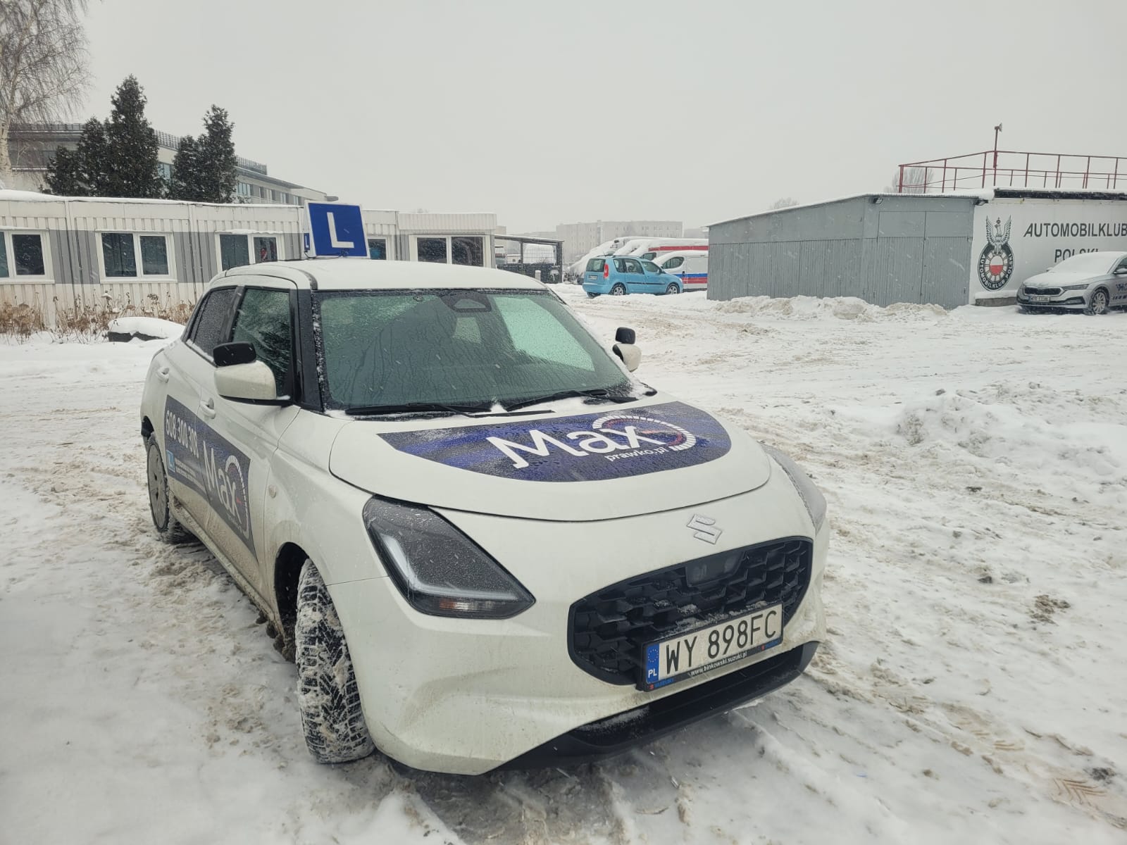 Instruktorzy w szkole nauki jazdy OSK You Can Drive w Rzeszowie.