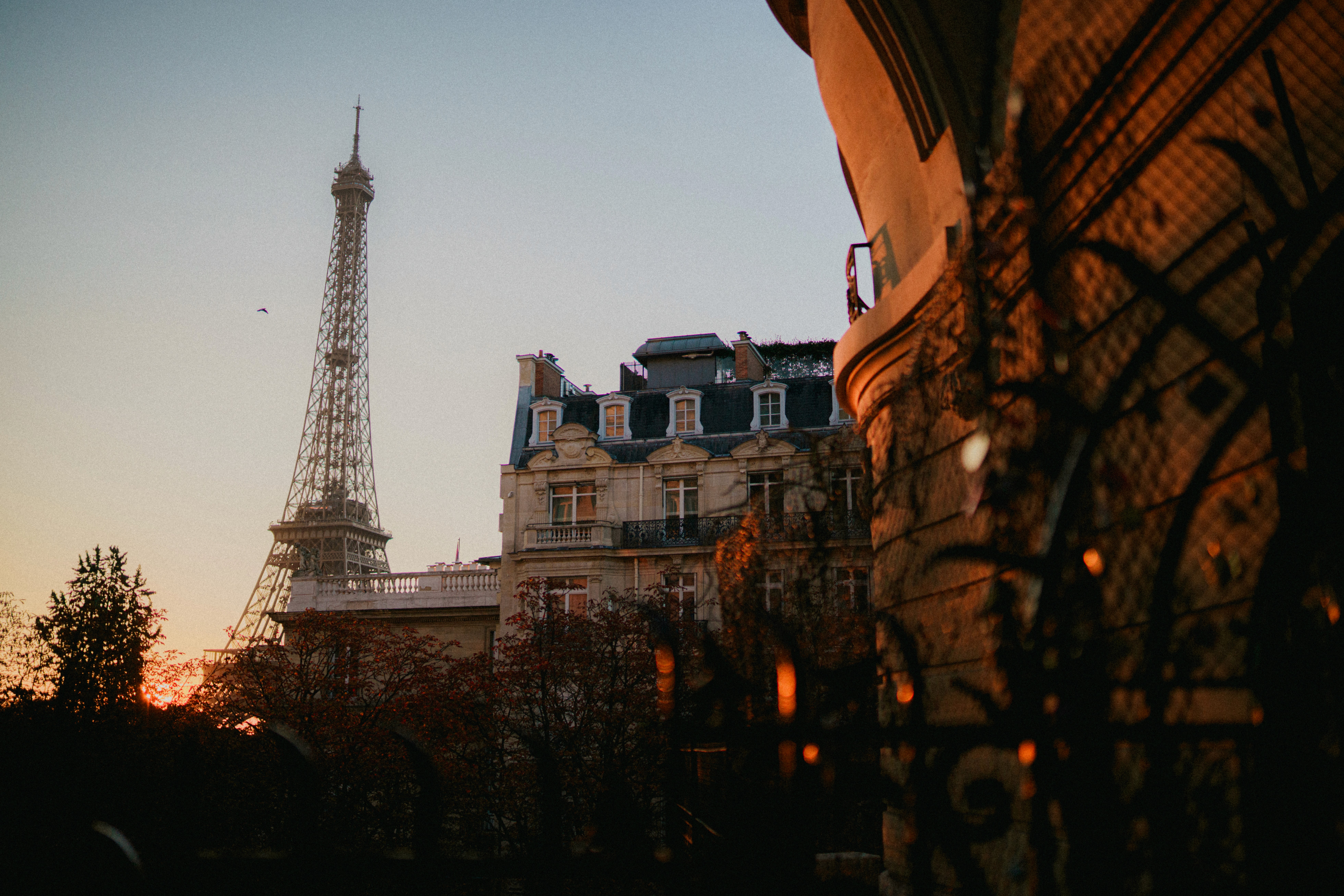 Paris Photographer - LeParisPro. Weddings, engagements, proposals, lifestyle and fashion photoshoots.