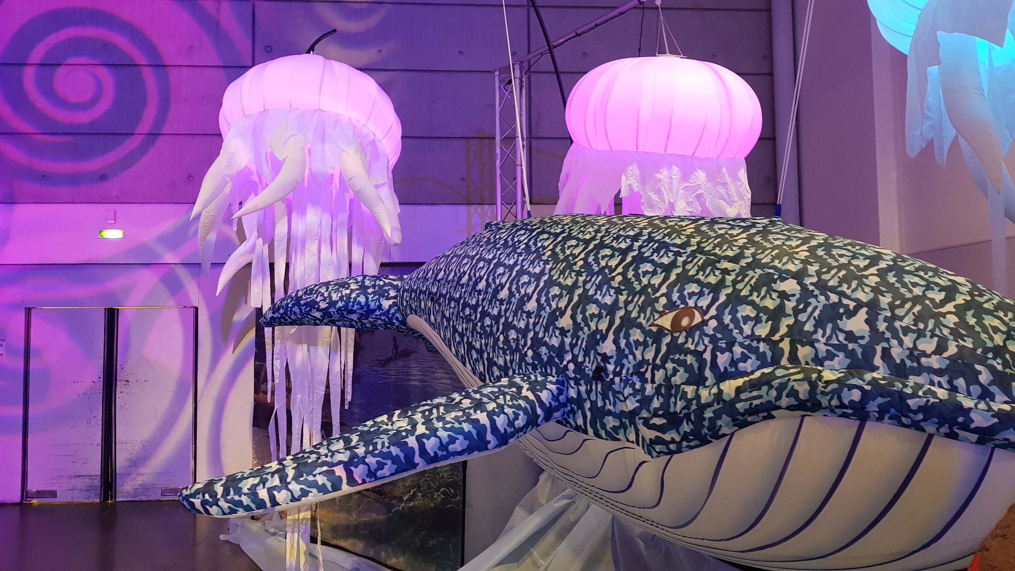 Décor animation et scénographie immersive thème Avatar la forêt de Pandora pour soirée d’entreprise à Bordeaux