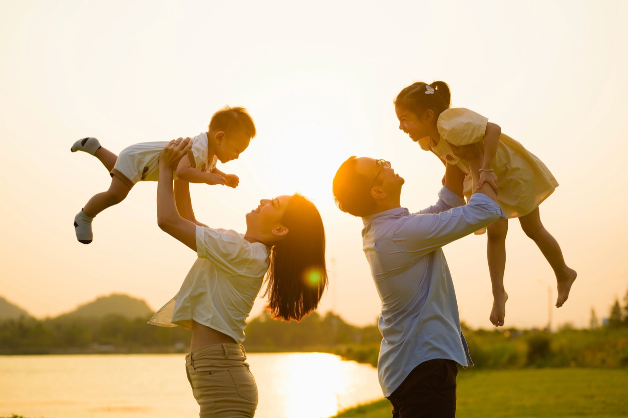 Mutter und Vater mit Kinden im Arm