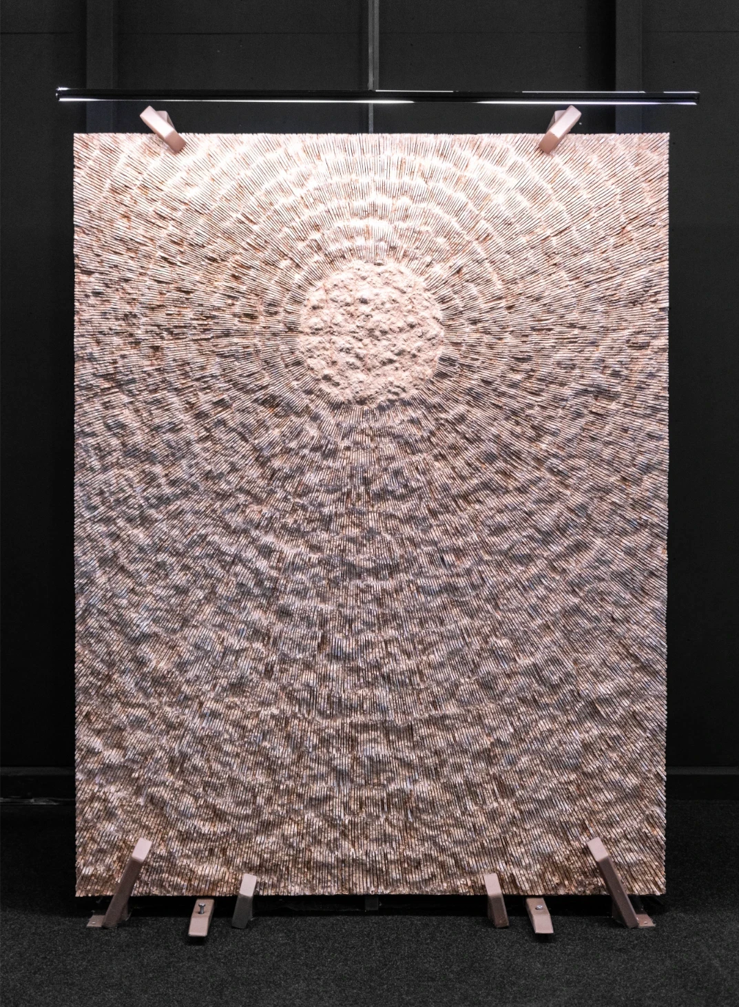 Opera d'arte contemporanea Hearth of Earth iStone Arte con texture circolari tridimensionali color crema, esposizione artistica per valorizzare brand attraverso materiali e forme naturali