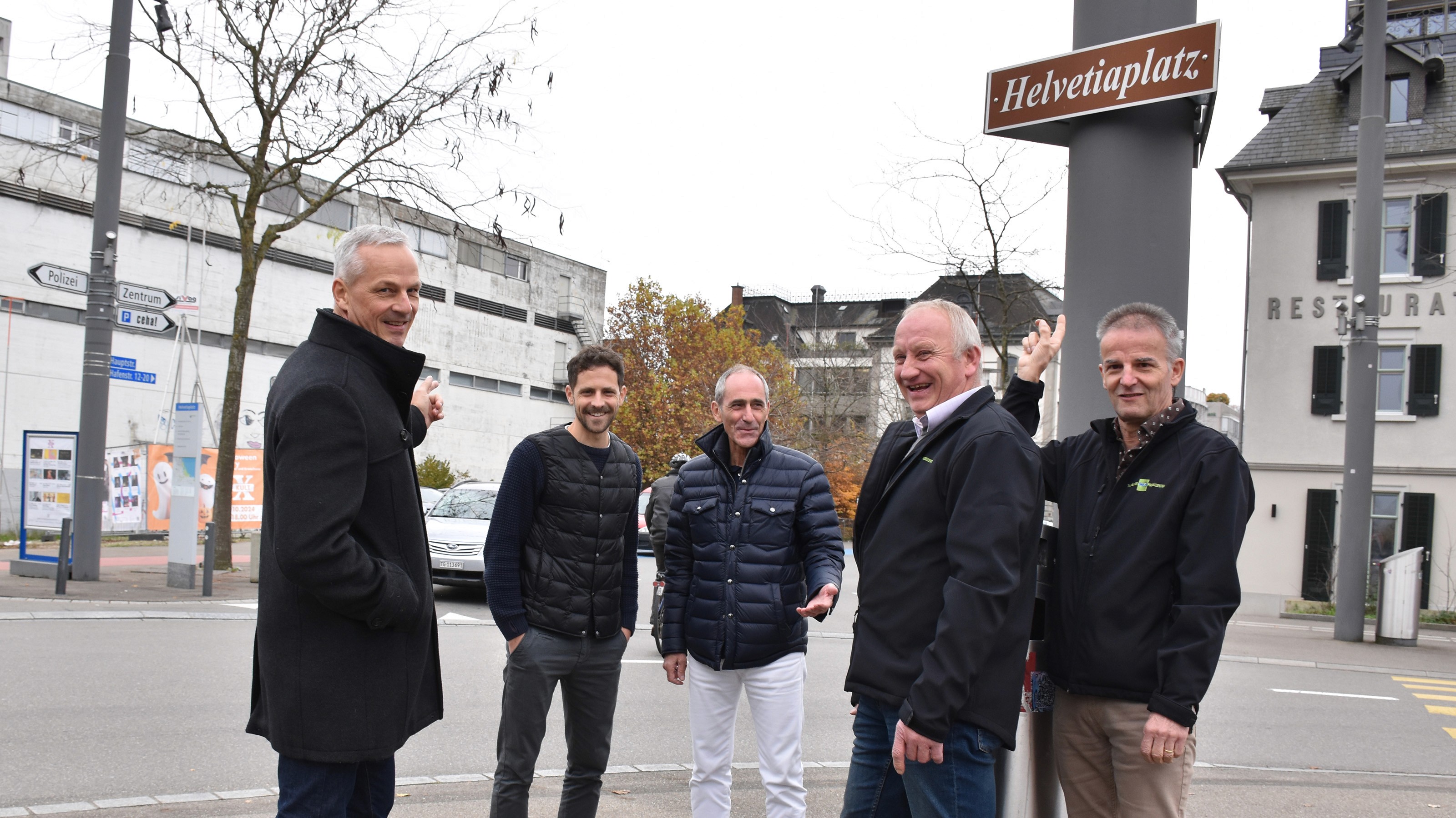 André Ess, Rico und Jürg Pengler, Emil Harder und Martin Köchli auf dem Helvetiaplatz in Kreuzlingen