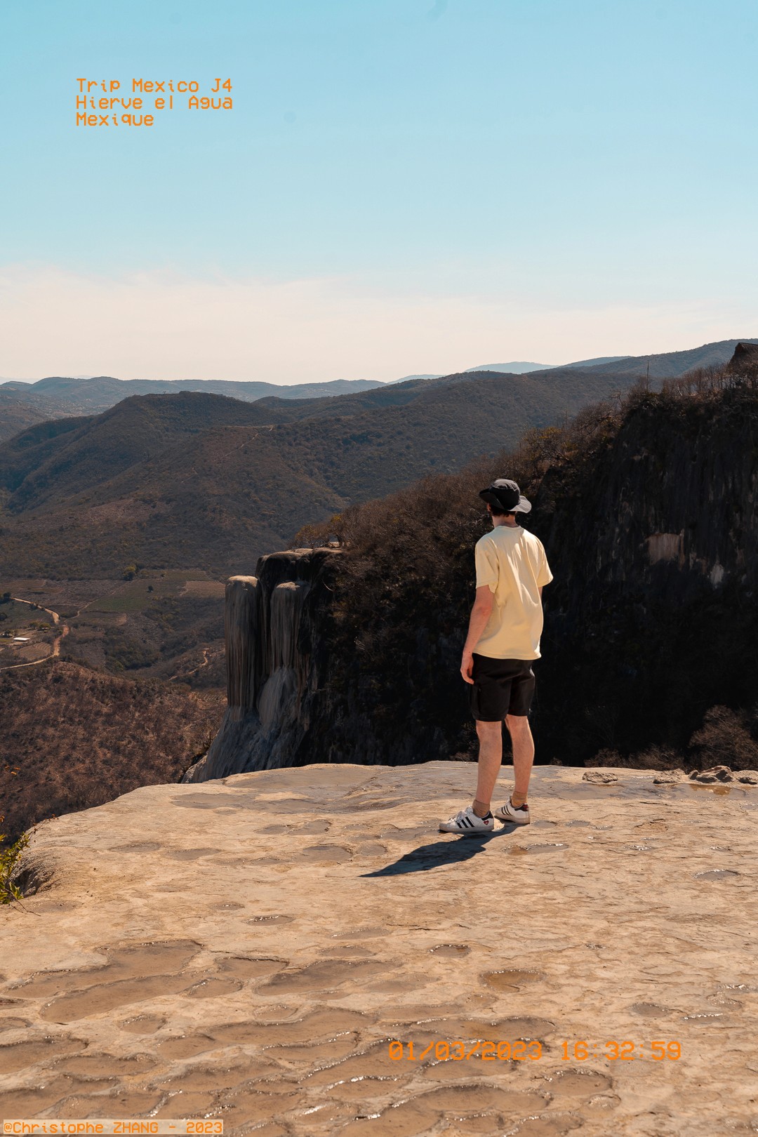 Voyageur face aux cascades pétrifiées de Hierve el Agua  