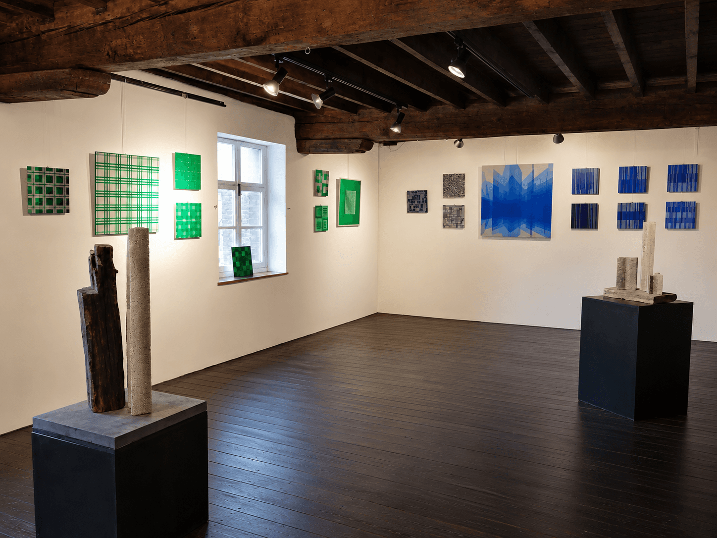 Vue d’exposition des peintures géométriques de Nath Zoul dans une galerie