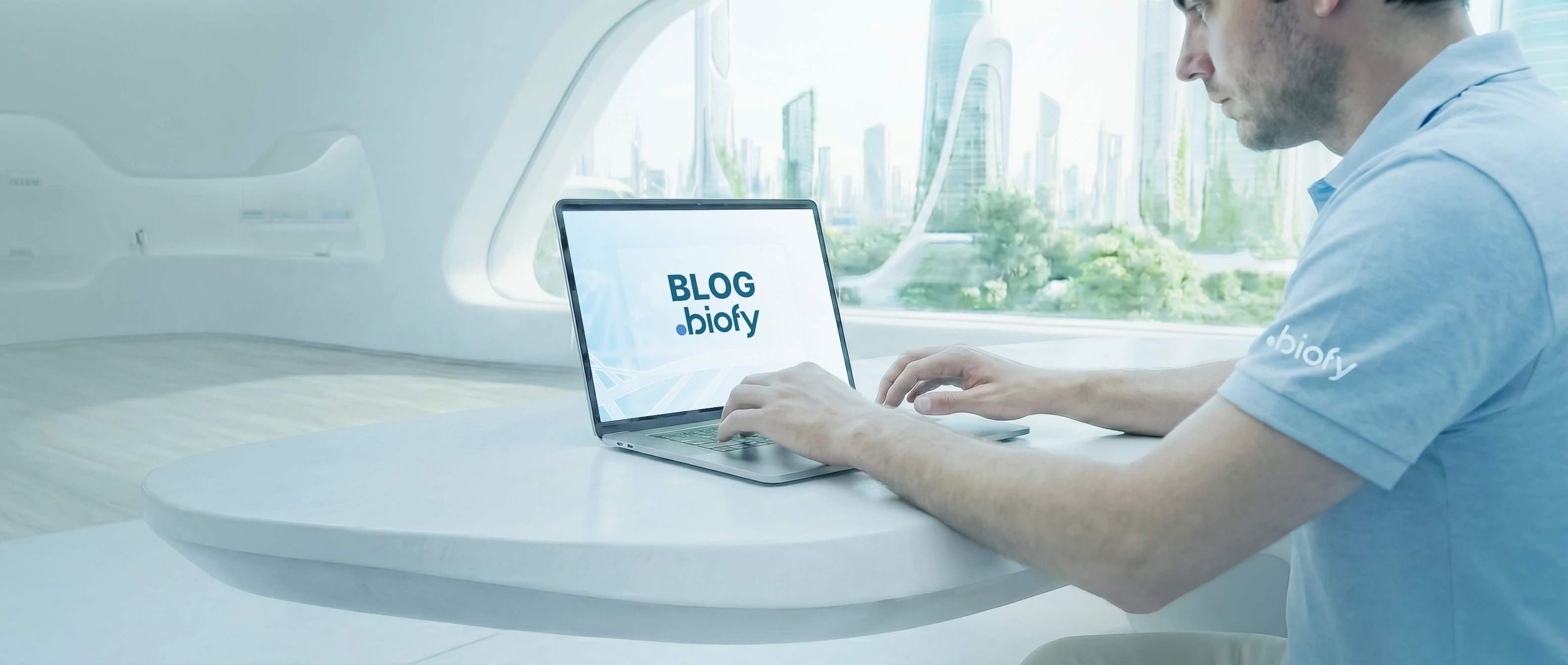 Homem-teclando-em-notebook-com-tela-blog-biofy