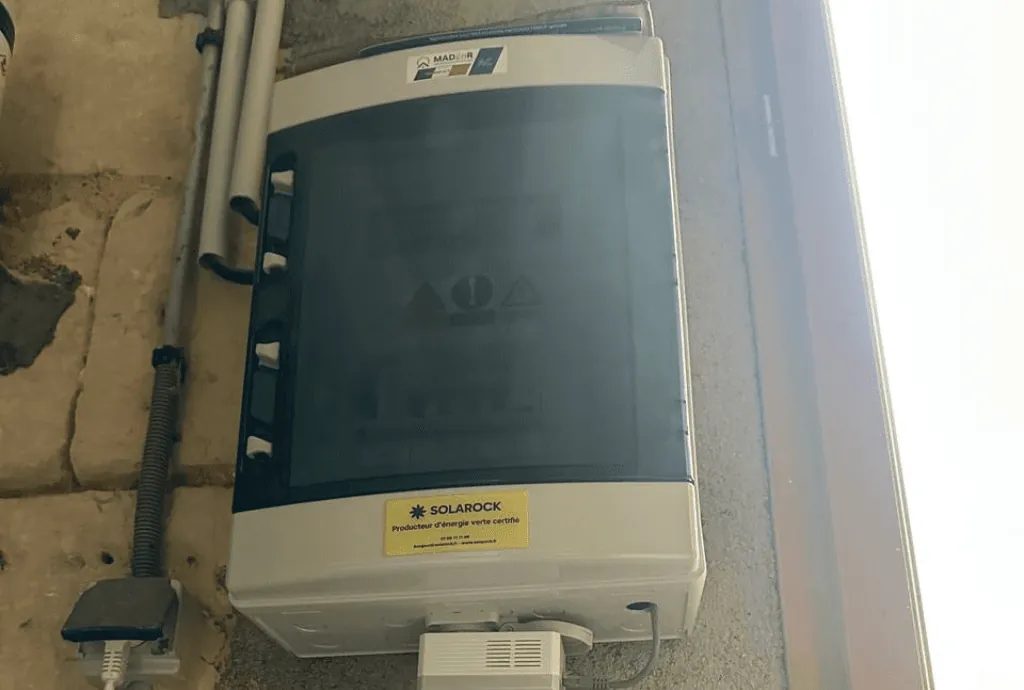 Photo du compteur électrique d'une maison à Ternay (Loir-et-Cher) équipée de panneaux photovoltaïques dont l'installation a été faite par Solarock.