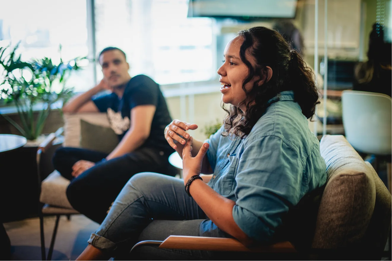 Alunos da Tera conversando em roda durante uma aula
