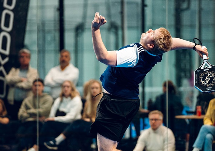 Antti Kampman lyömässä kick-smashia