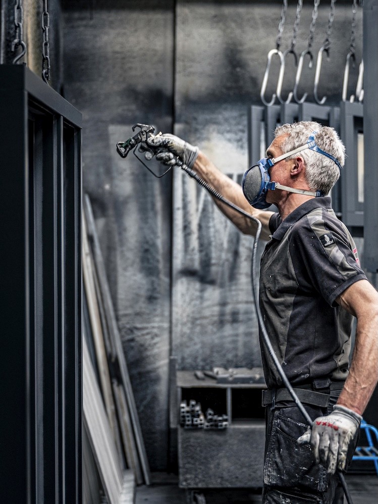 Iemand is materiaal aan het coaten.