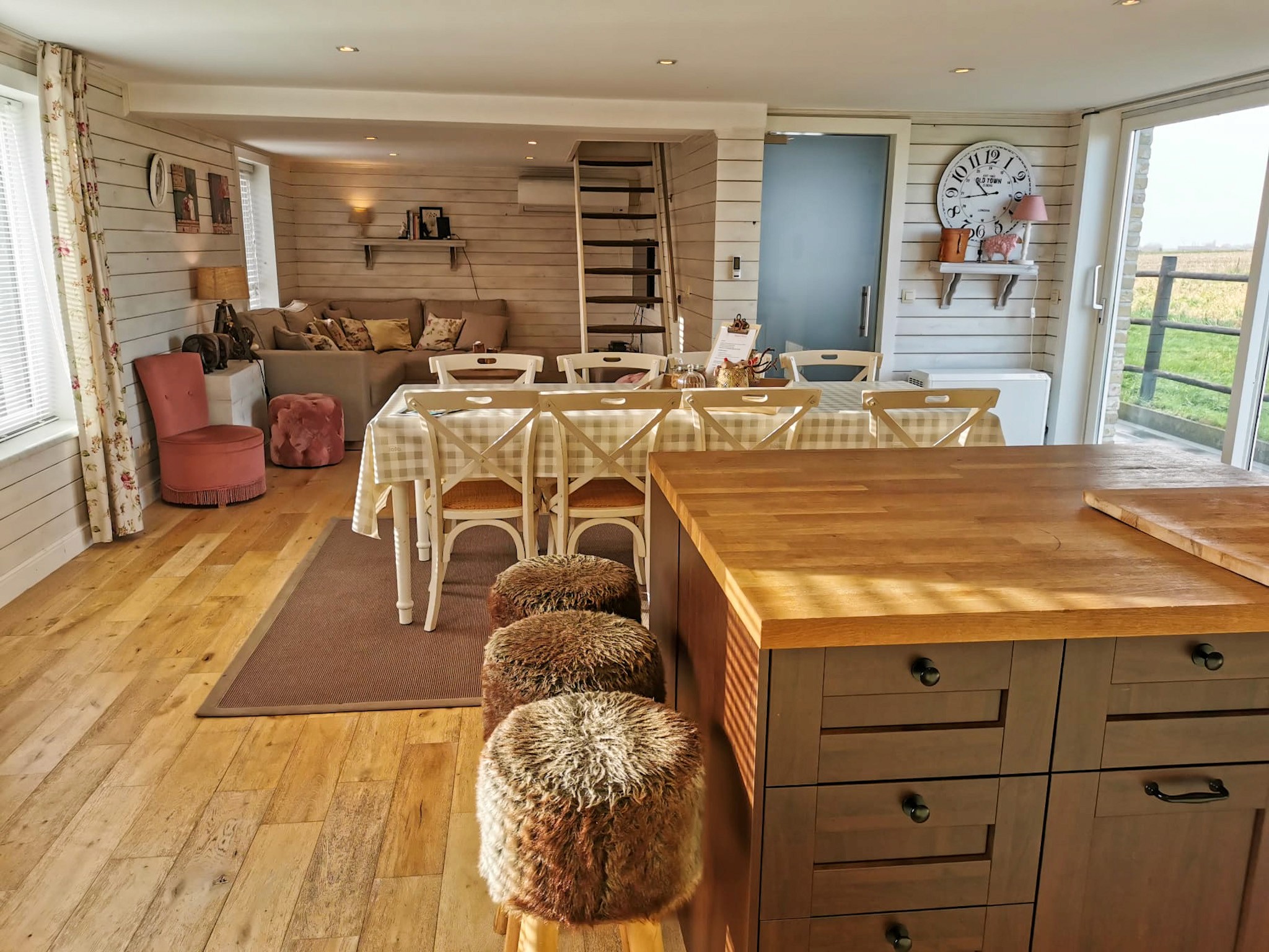 Image of chalet next to mountains