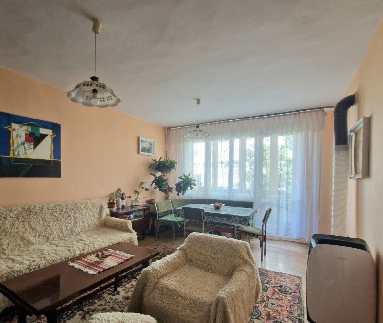 Хол в тристаен апартамент за продажба в квартал Възраждане Русе