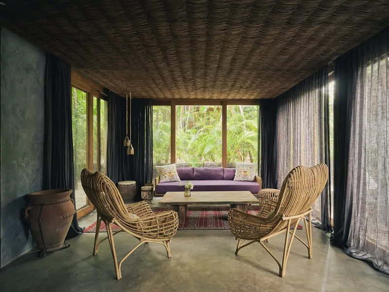 Premier Jungle Suite en Be Tulum que ofrece una amplia zona de estar, asientos y una inmersión completa en el ambiente de la selva con palmeras.