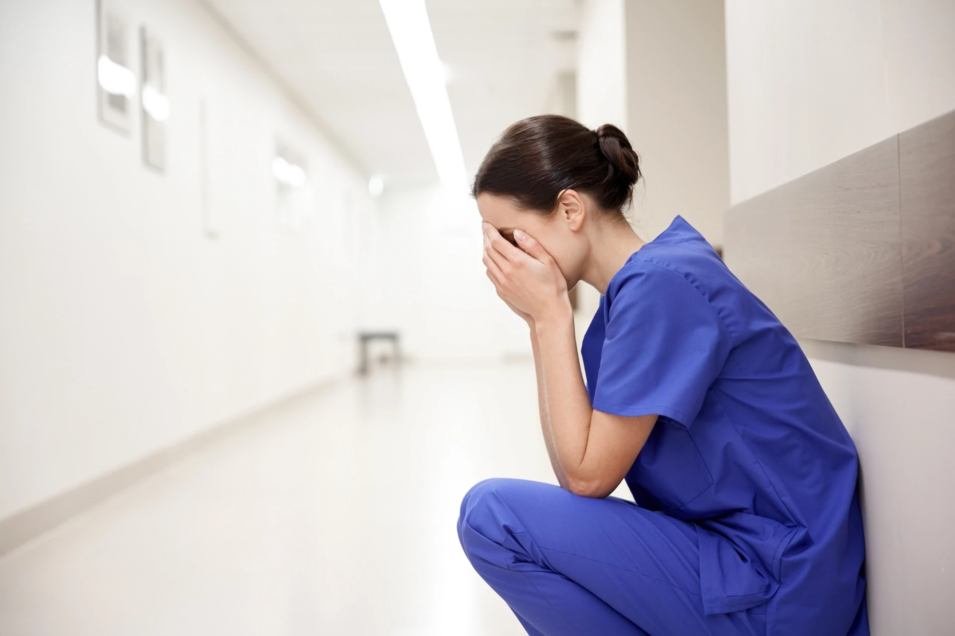 infirmière en pleurs