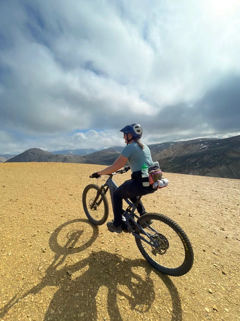 woman in landmannalaugar moutnainbike riding mountainbike