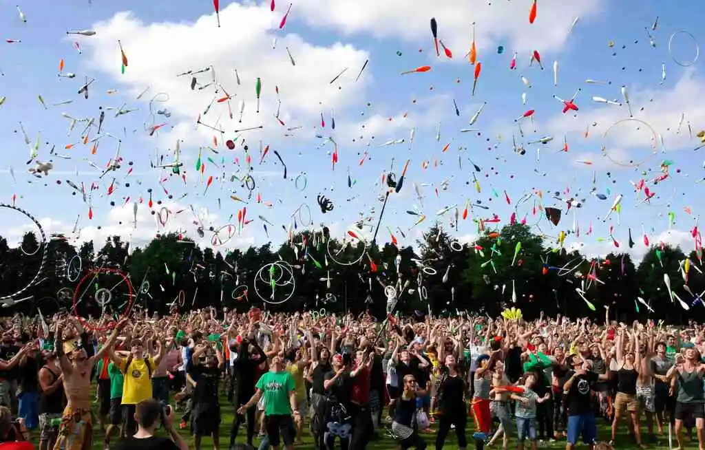 gruppo di persone che festeggia, storia di economics network