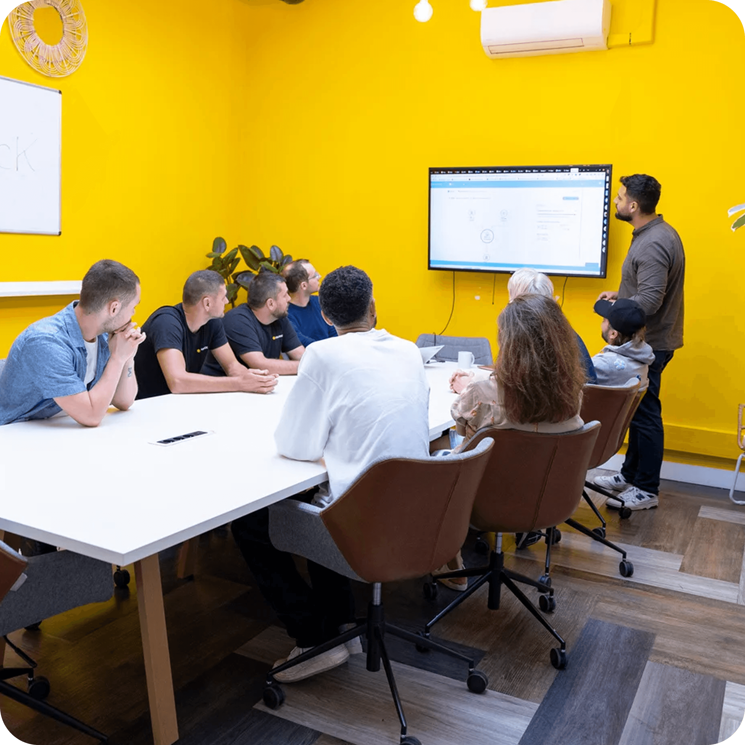 Photo d’une partie des équipes Solarock pendant une réunion qui permet aux équipes d’être formées et certifiées aux standards RGE.