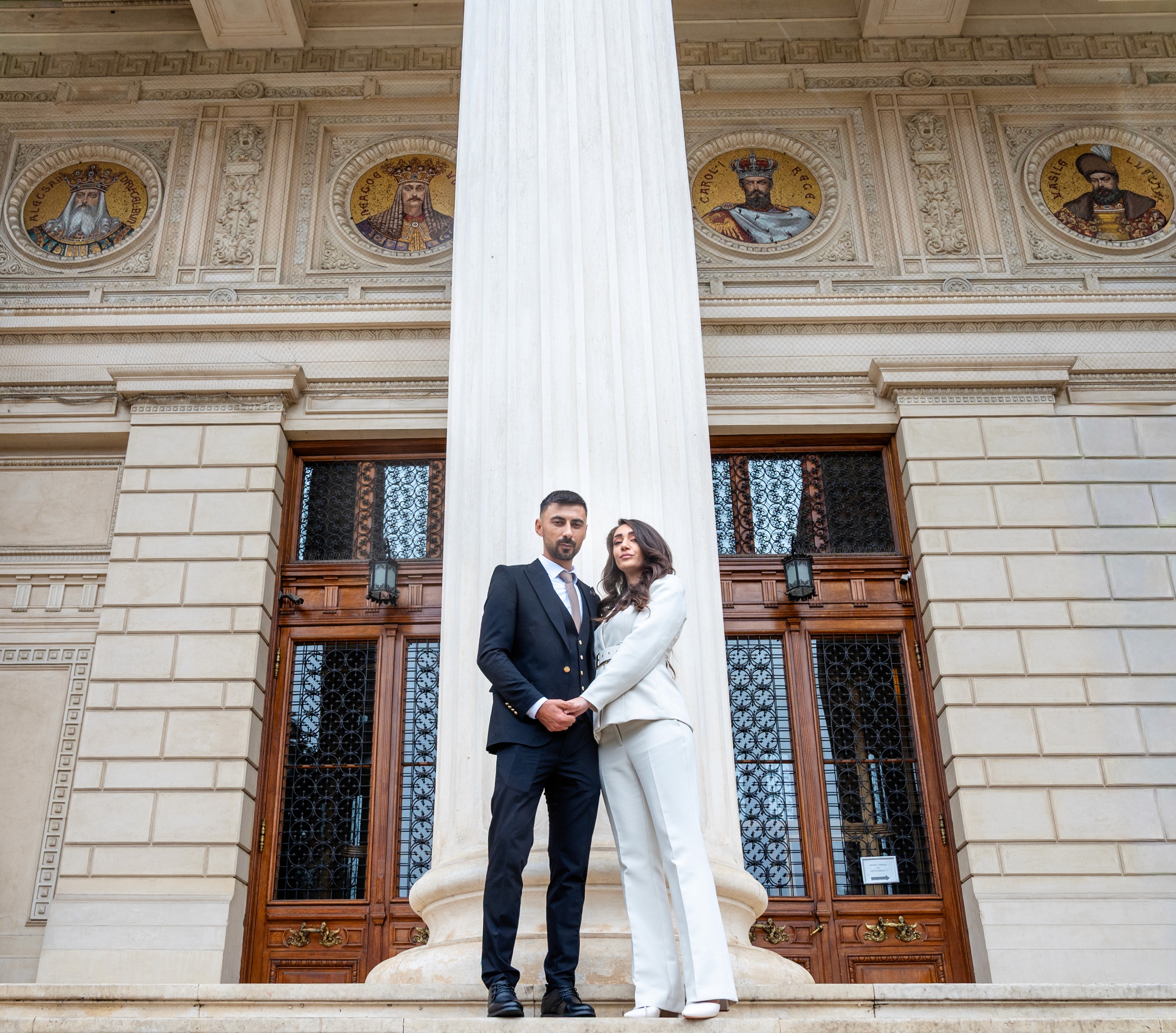 Moment intim între soț și soție, fotografie de cuplu după cununia civilă – fotograf evenimente București.