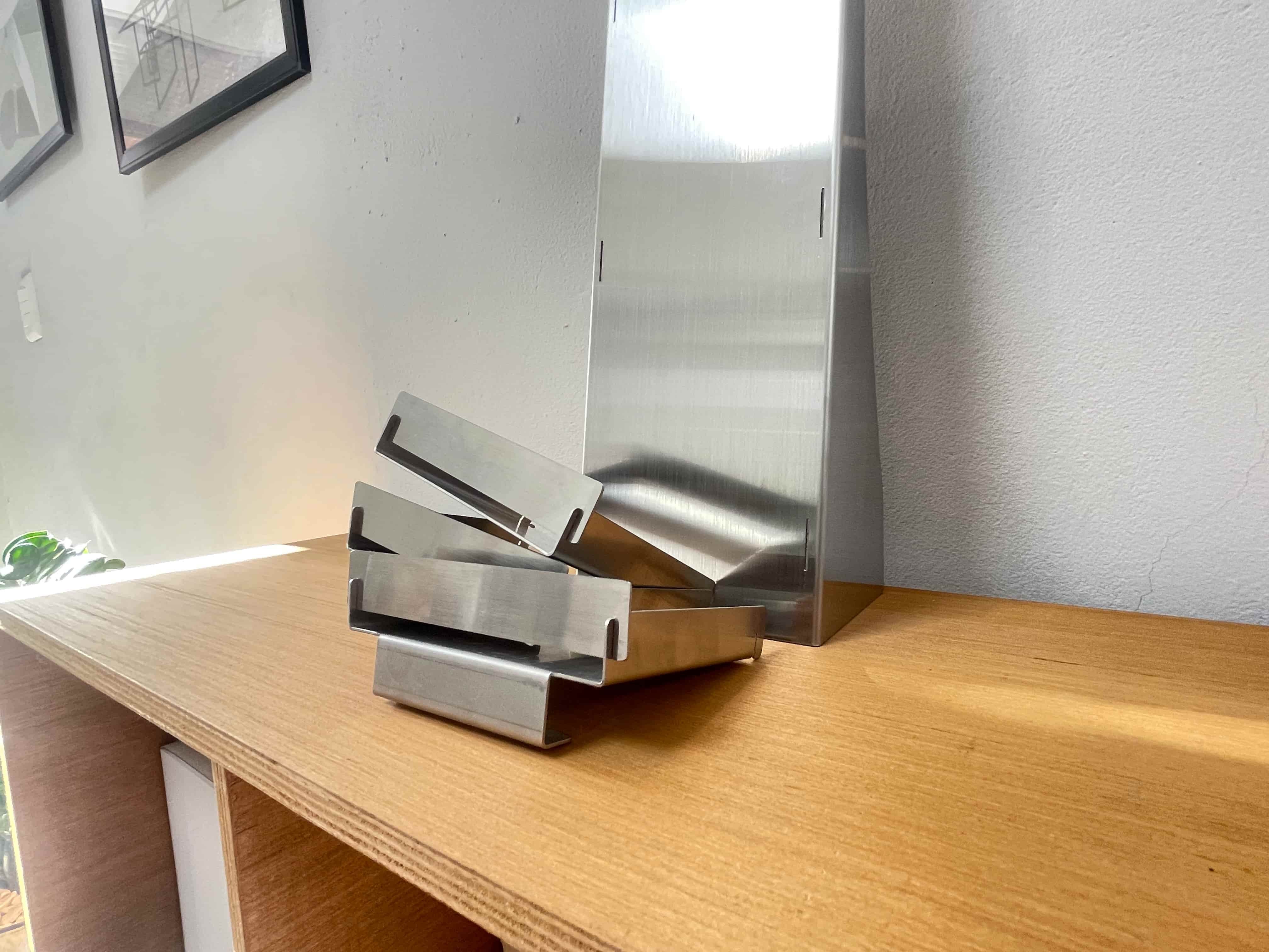 금속 격자 프레임의 개방감을 담은 ‘비례의 틈’ 설치 뷰 06 – Studio Underscore 오브제 디자인