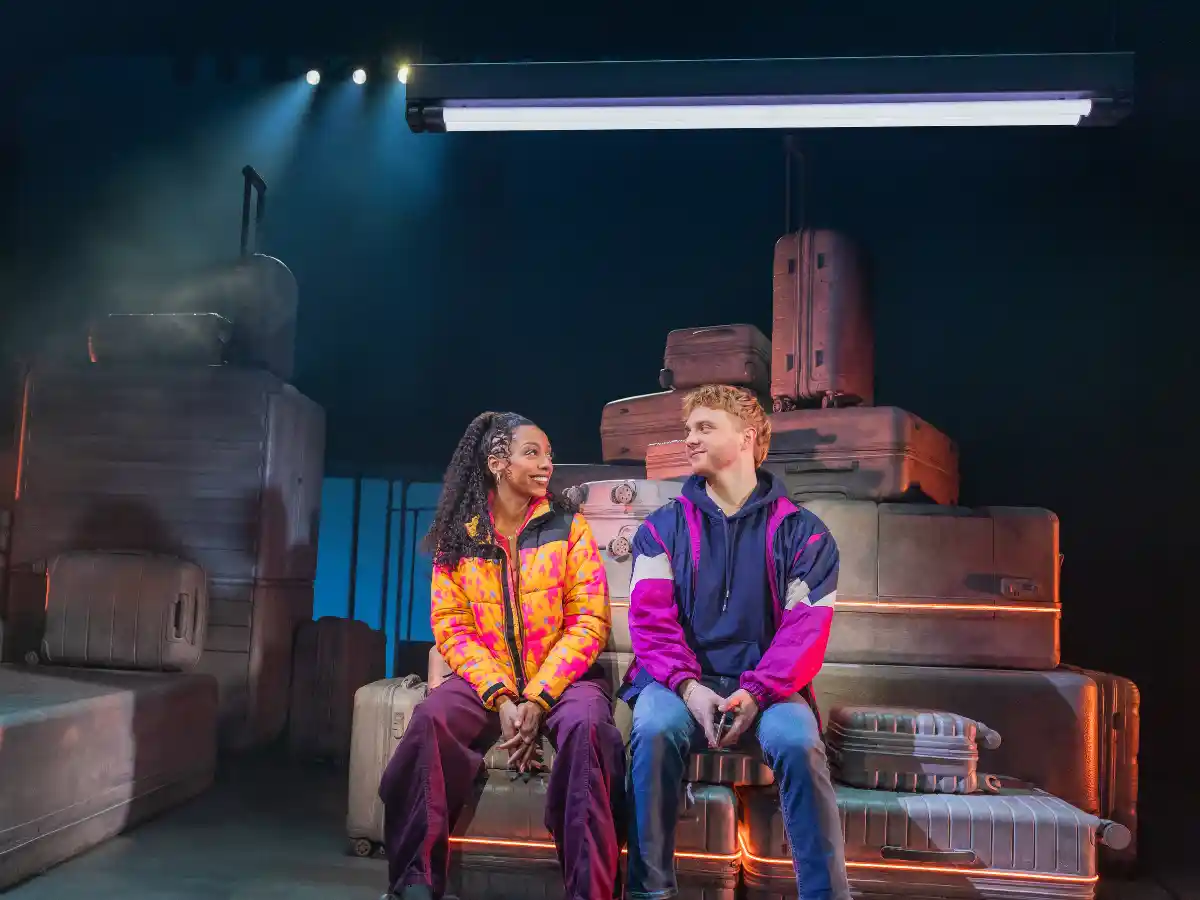 Промо-фото вистави «Двоє незнайомців (несуть торт крізь Нью-Йорк)» на Бродвеї