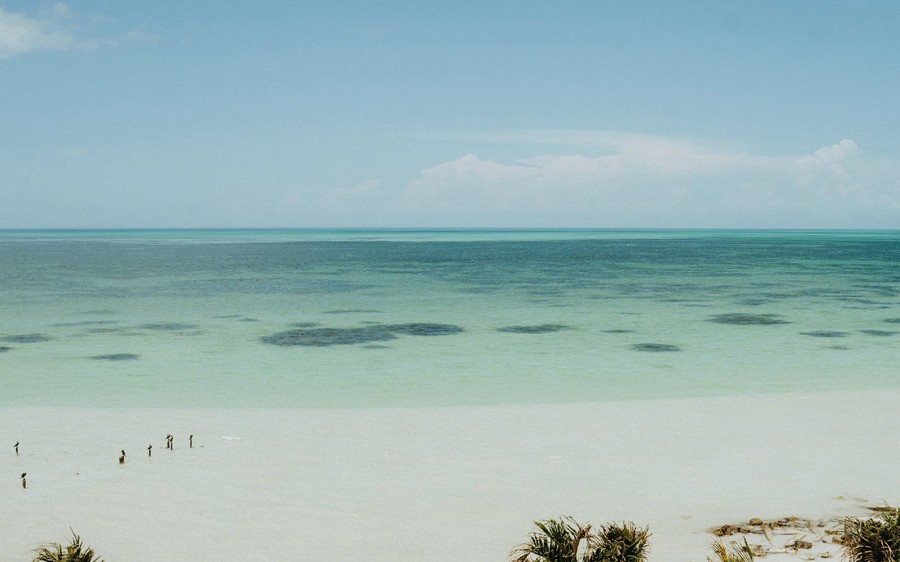 Impresionante vista panorámica del océano turquesa y la playa de arena blanca desde Nomade Holbox en Holbox, México