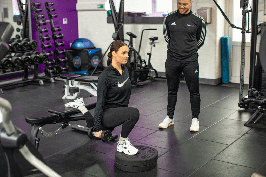 Woman performing lunges as part of a body recomposition plan.