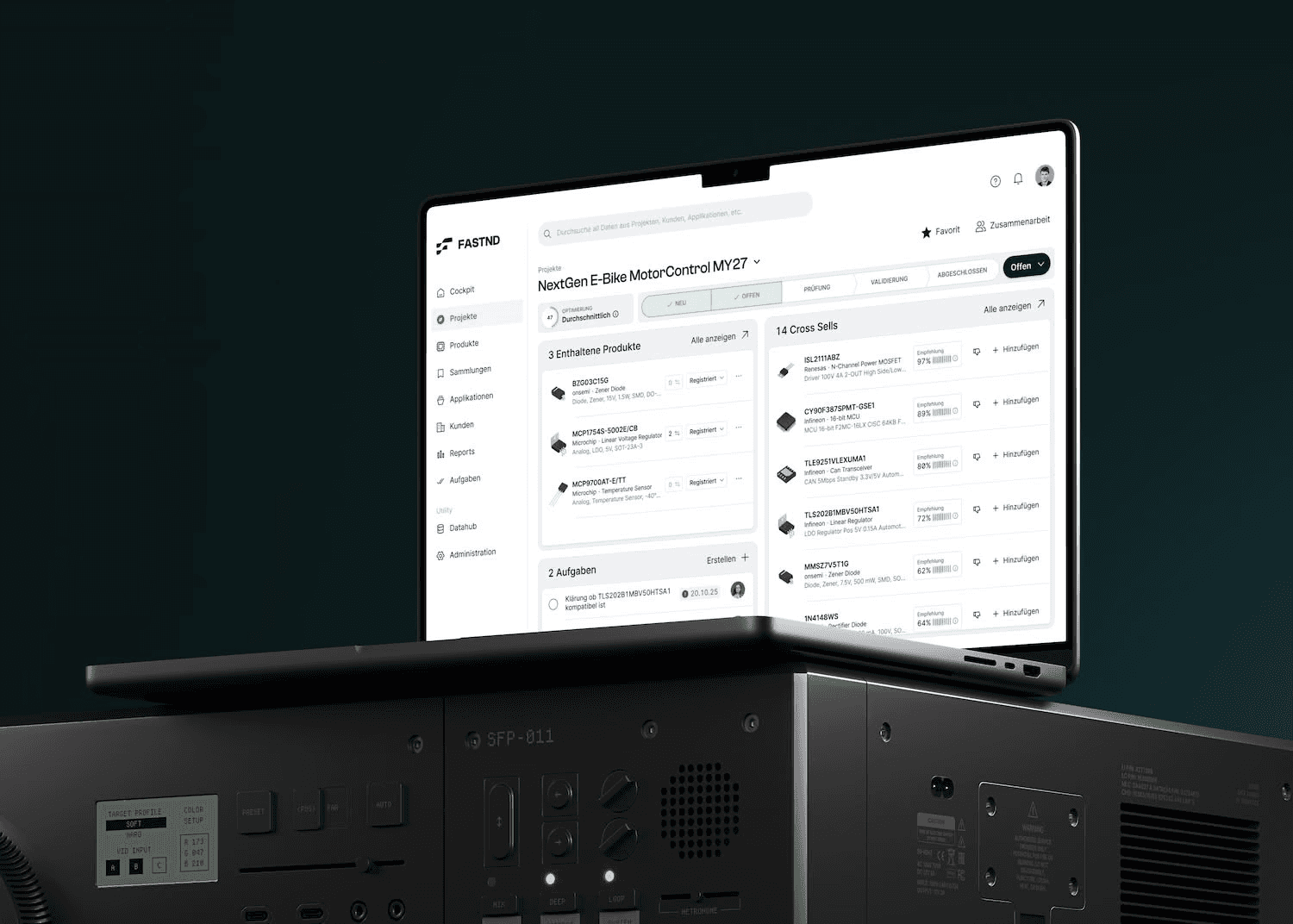 Laptop zeigt Smart E-Bike Motorsteuerung-Interface auf dunklem Hintergrund