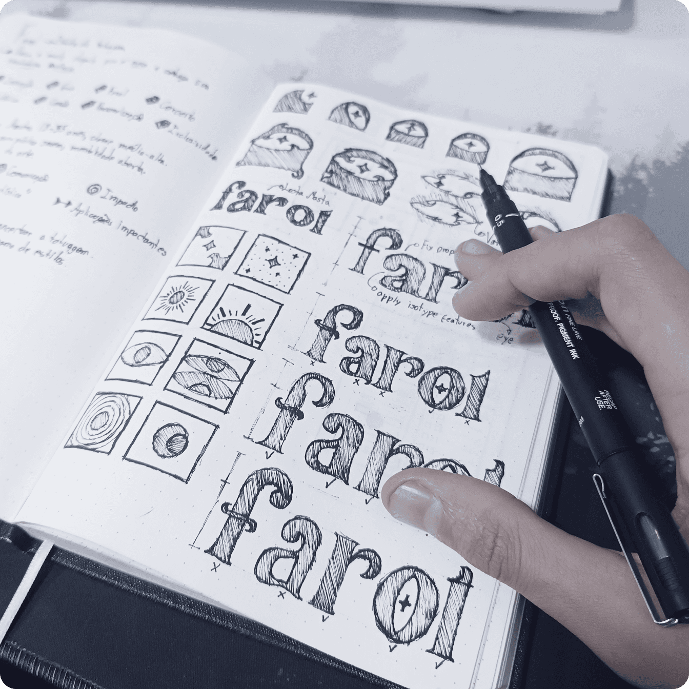 caderno de um designer com rascunhos e desenhos projetados à mão