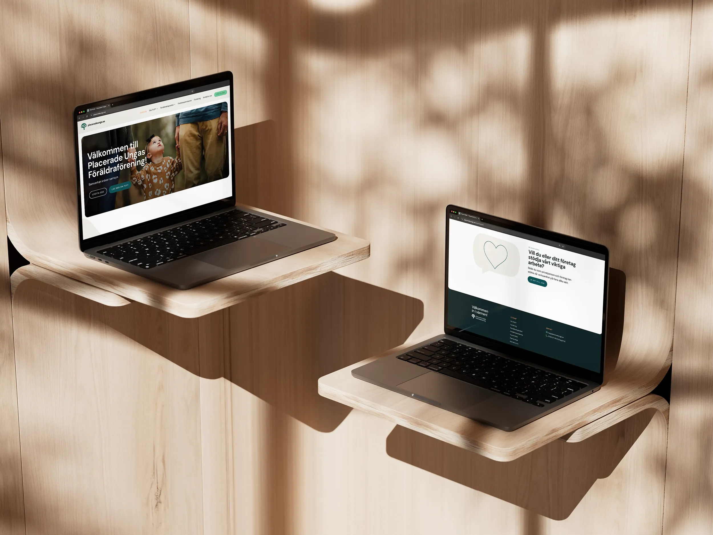 Två datorer med en hemsida uppe