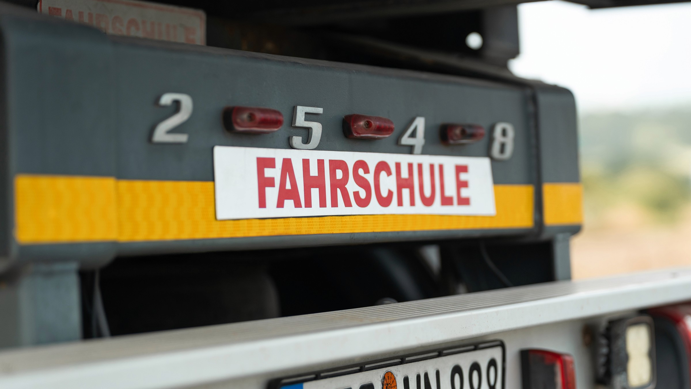 Detailaufnahme am Mercedes Actros – moderne LKW-Details des Fahrschulfahrzeugs.