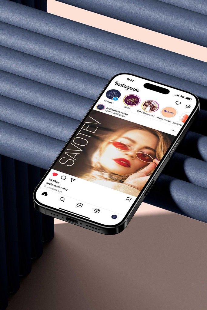 Packaging du restaurant Au fil du goût avec identité visuelle claire et design graphique épuré.