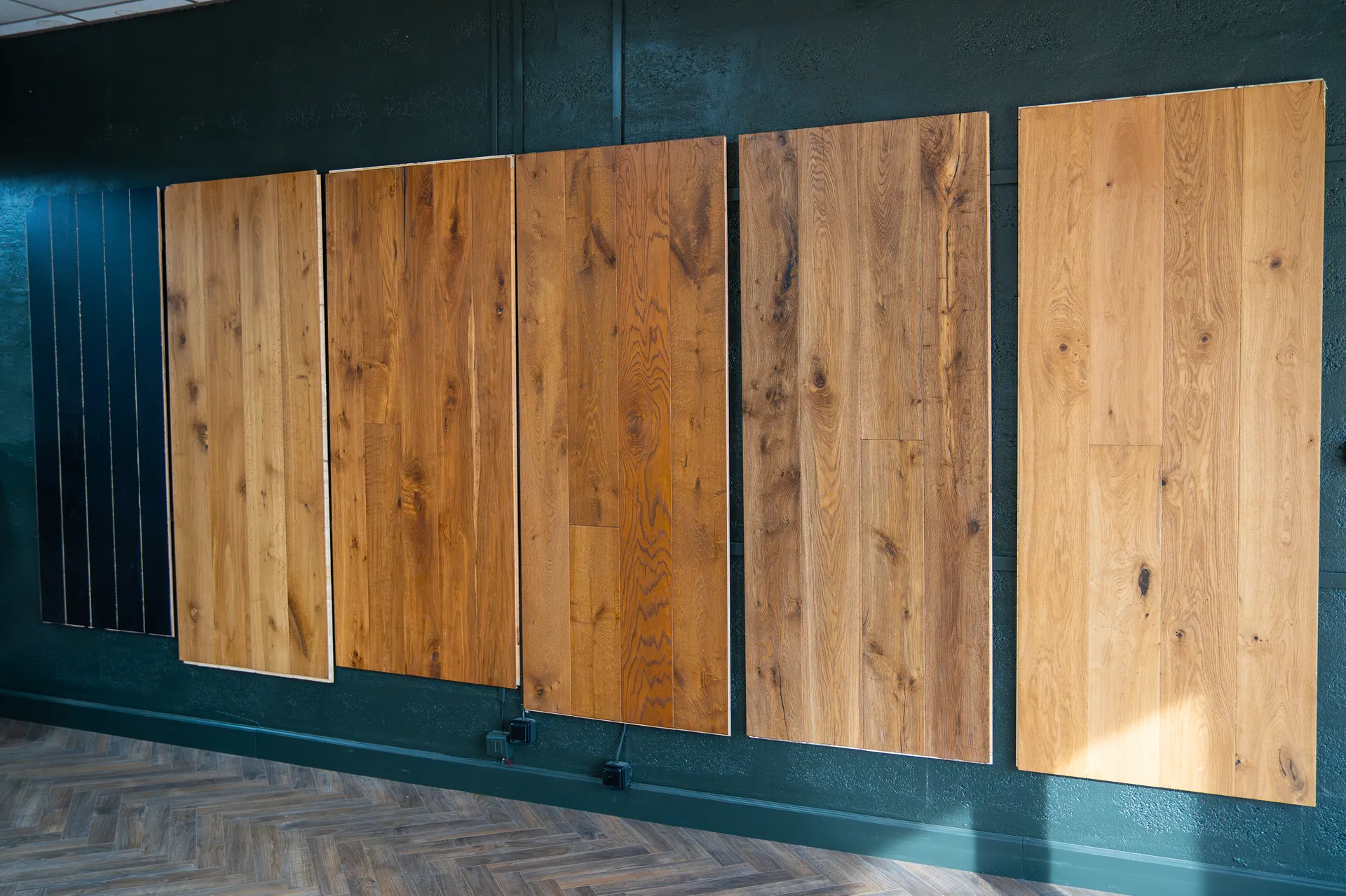 Présentoir de lames de parquet en chêne massif dans le showroom Aliénor Parquet en Gironde