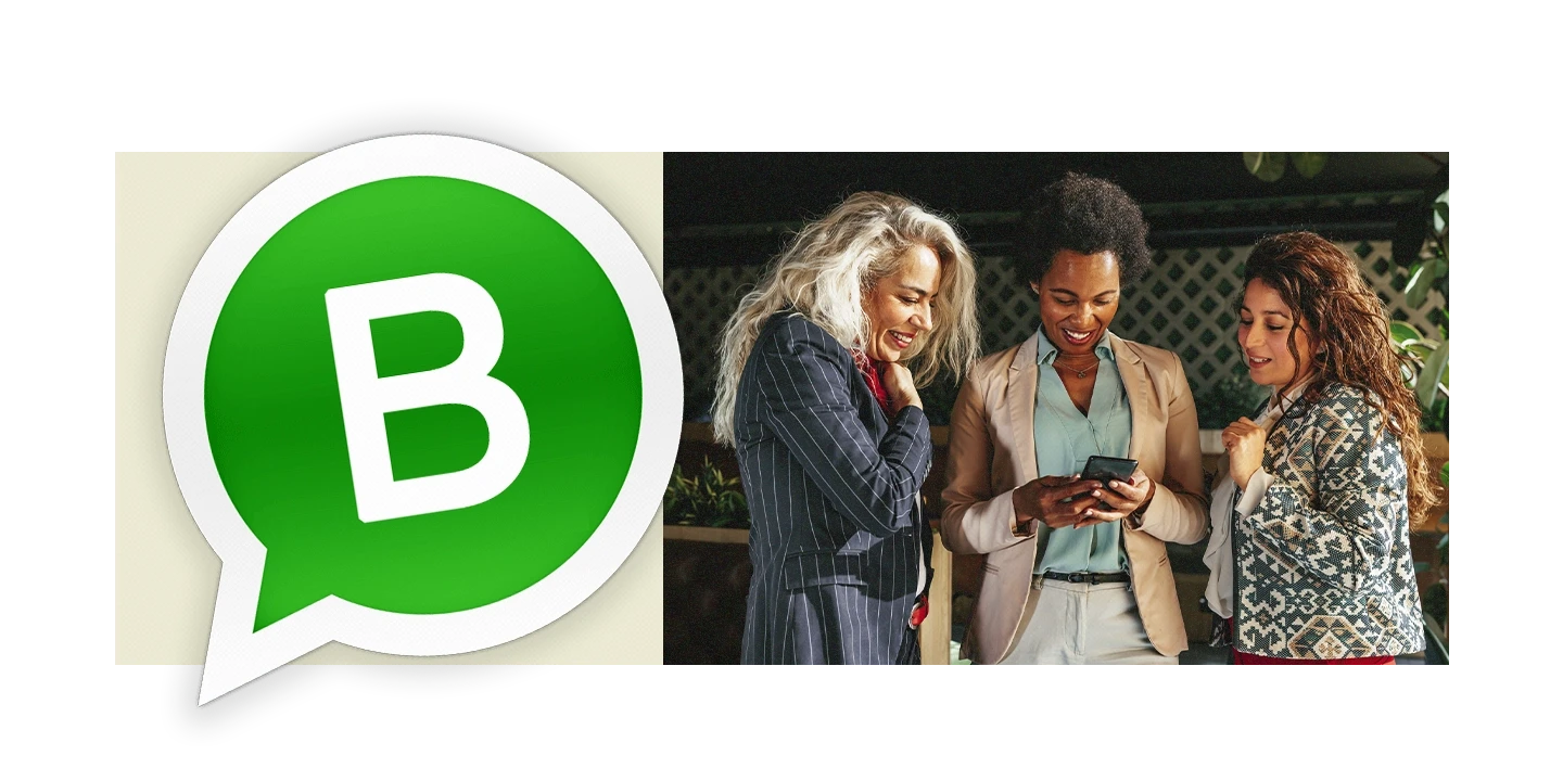 Funcionárias de uma empresa utilizando o WhatsApp Business para a comunicação corporativa