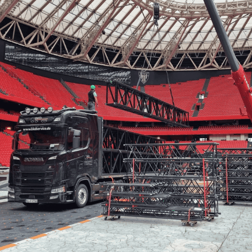 Innenansicht eines BKD Logistik-Hubs (Kürten/Neu-Ulm) mit LKW beim Be- oder Entladen von Event-Equipment.
