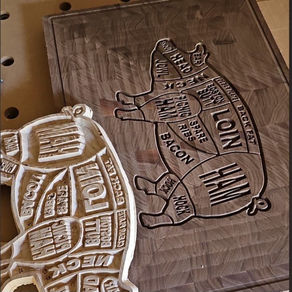 Detail van CNC-freeswerk in een kopshouten snijplank