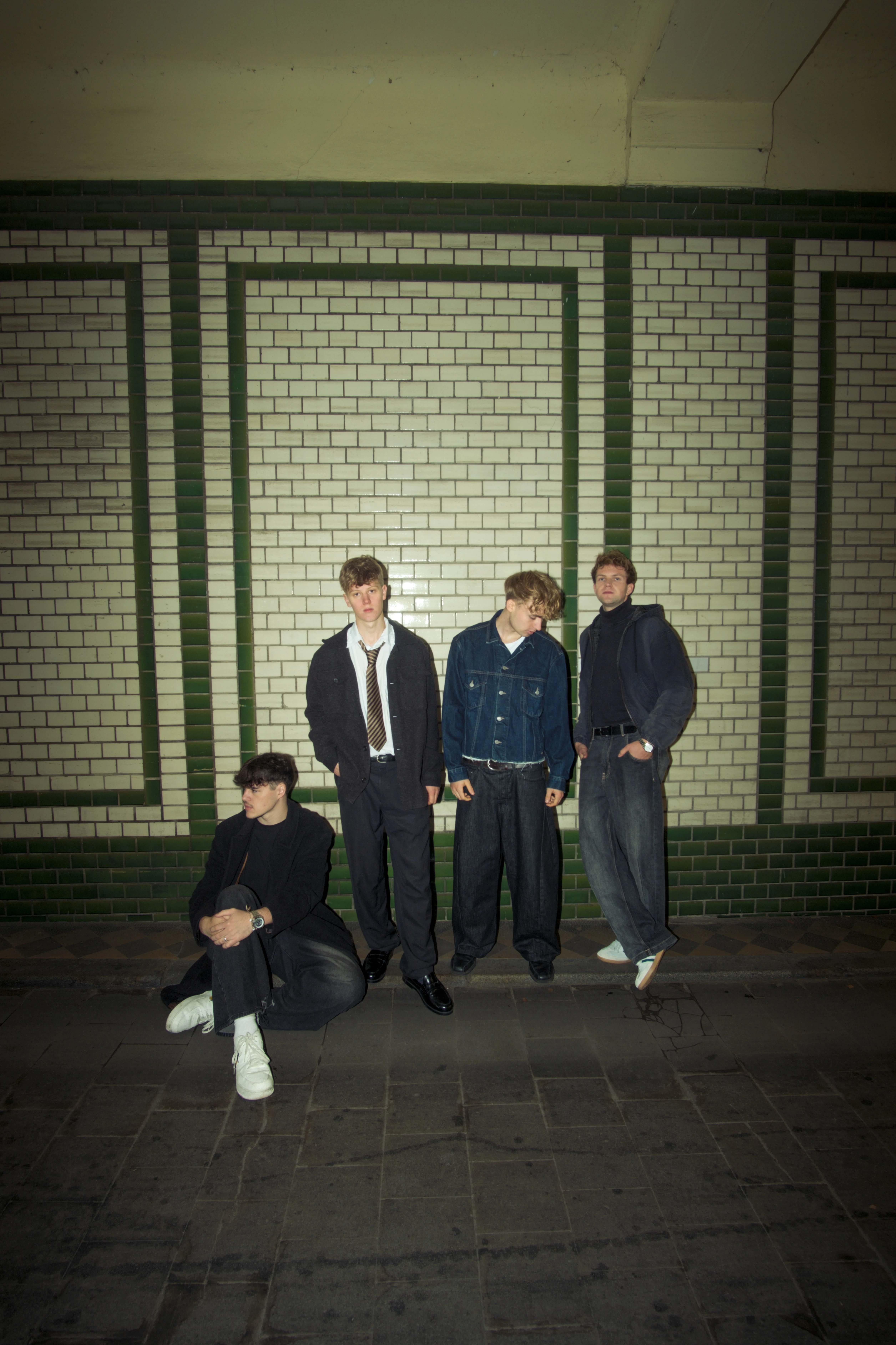 Bandfoto von haus F unter einer Brücke. Zu sehen sind die vier jungen Musiker der Band beim klangrevier festival in Kamp-Lintfort.