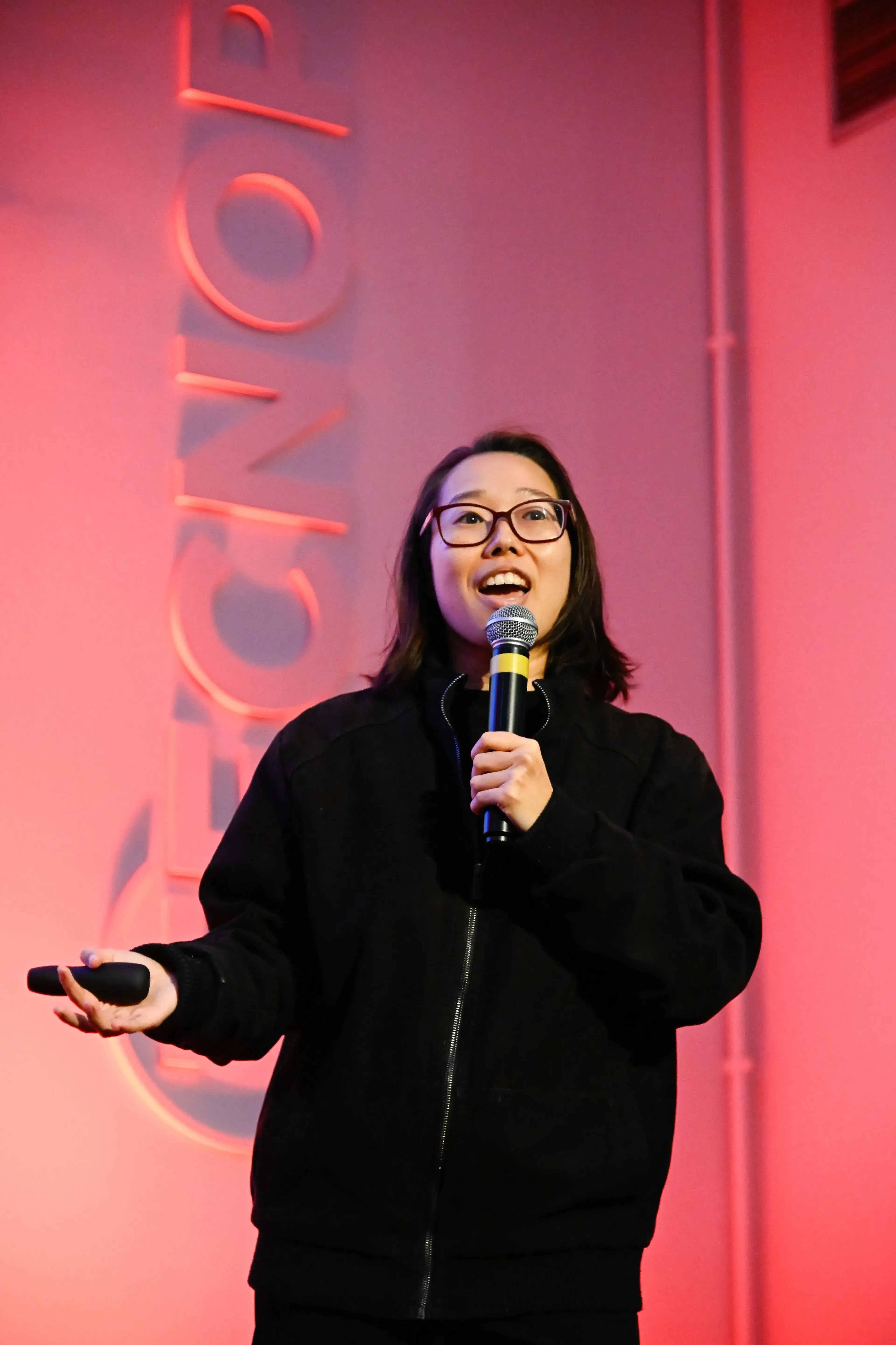 palestrante em cima do palco