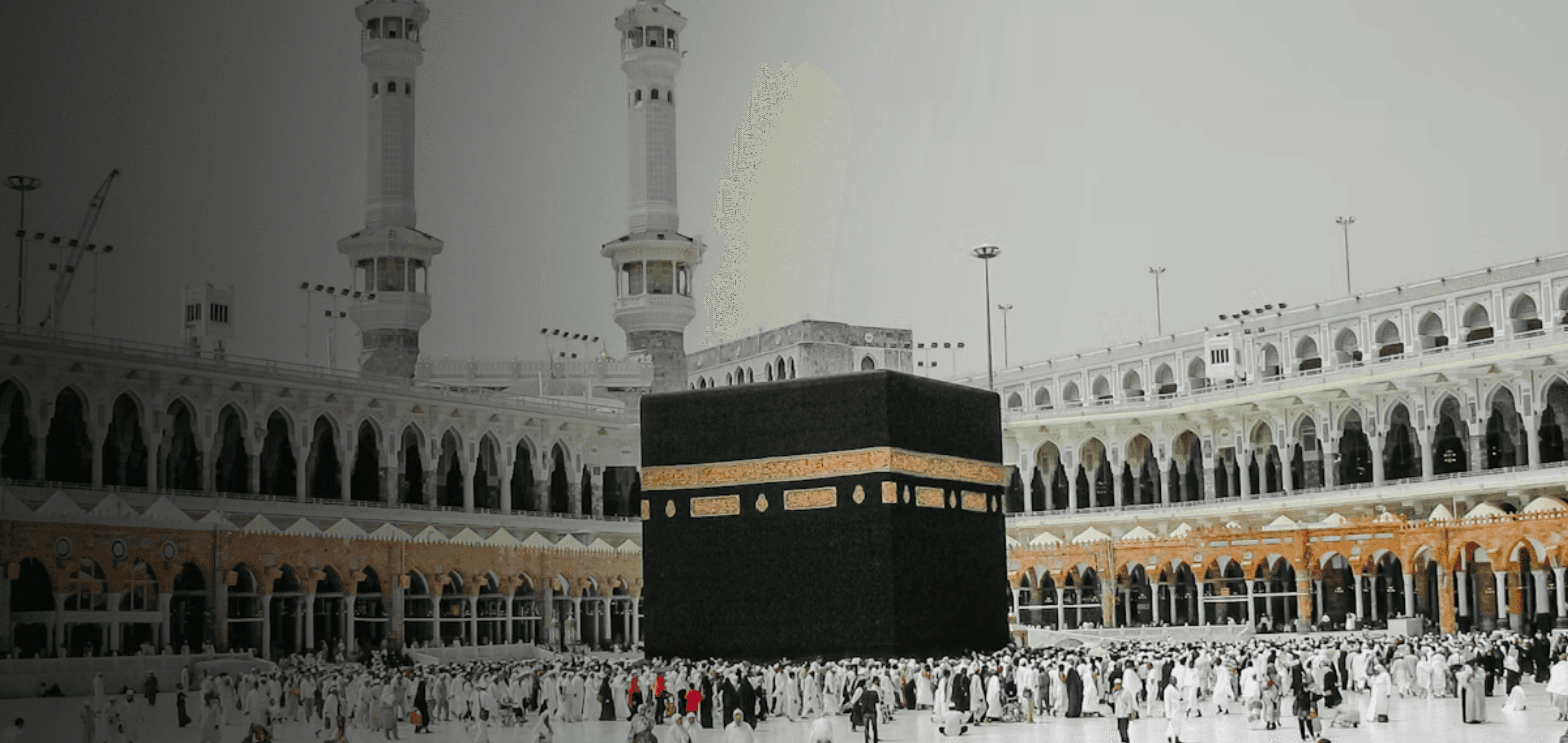 De Kaaba in Masjid al-Haram in Mekka, omringd door pelgrims tijdens tawaf
