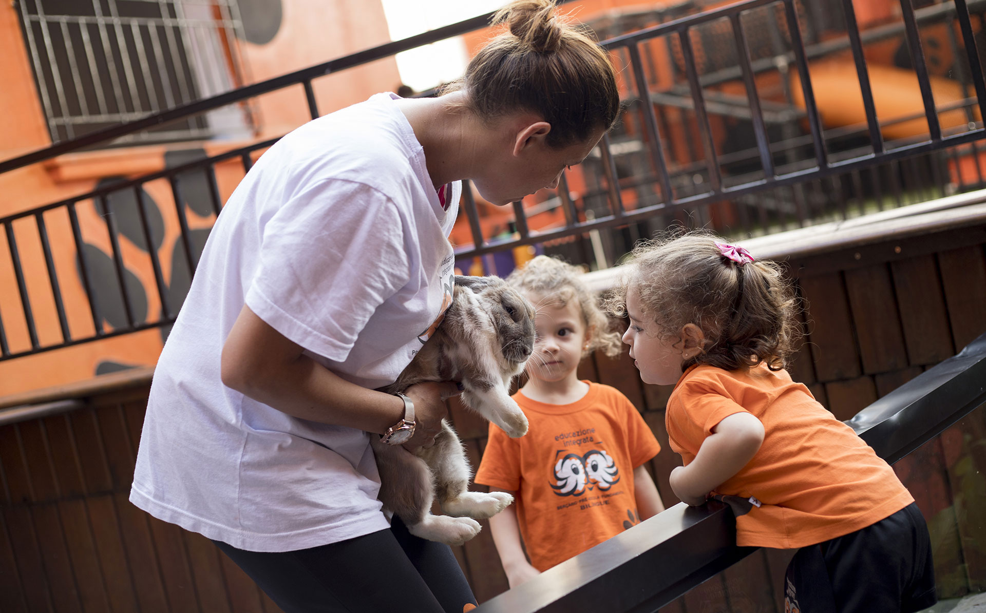 Professora com as crianças da Educação Infantil