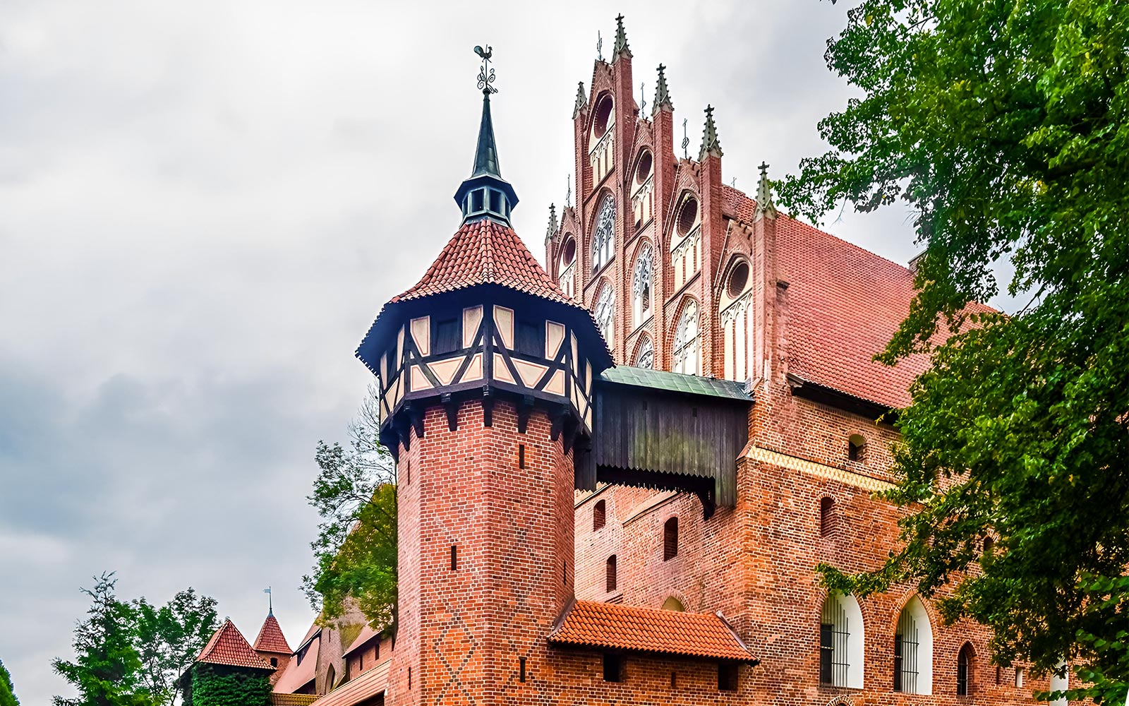 Gotycka architektura zamku w Malborku z ceglanymi wieżami, oglądana podczas wycieczki z Gdańska.