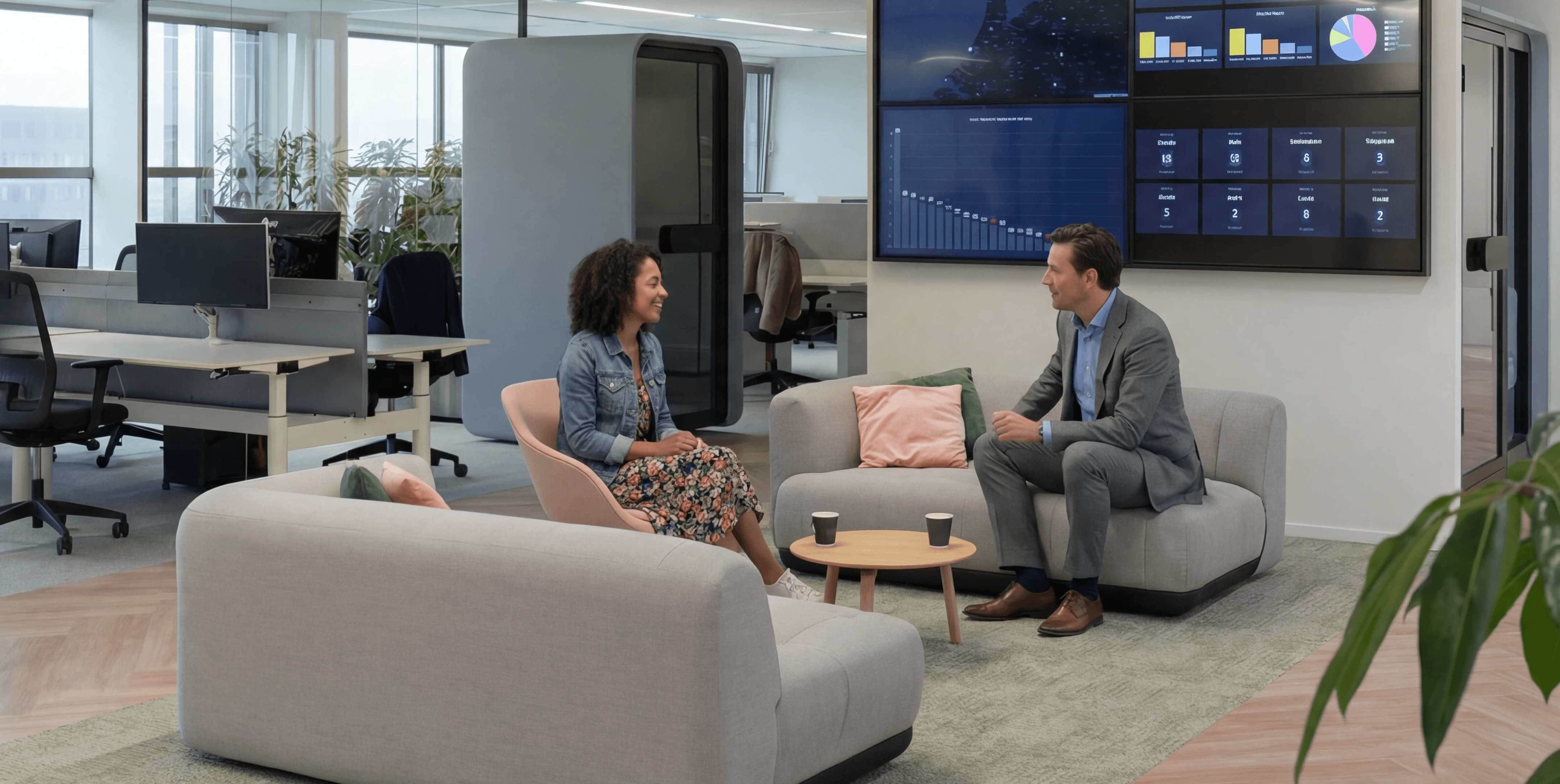 Afbeelding van twee mensen die overleggen