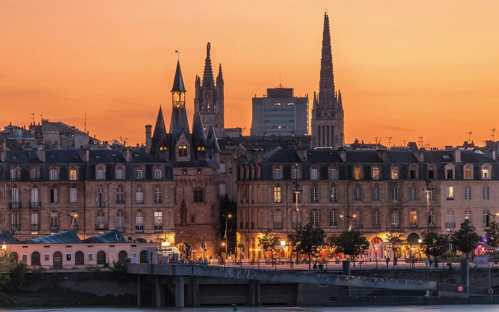 Bordeaux by night - sykkeltur på egenhånd i Frankrike | Expa Travel