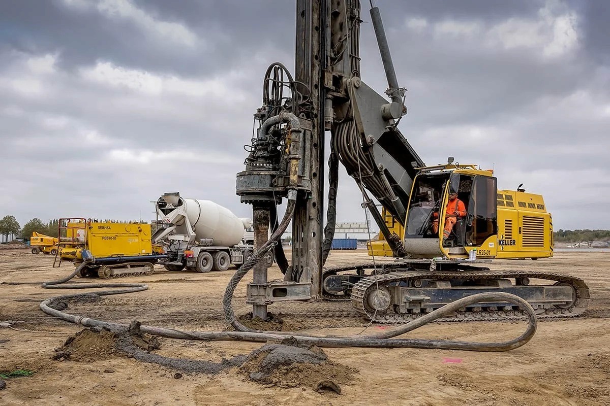 Chantier de forage géotechnique avec foreuses Liebherr — photographie BTP Lille Nord | Anteale Yann Manac’h 2025