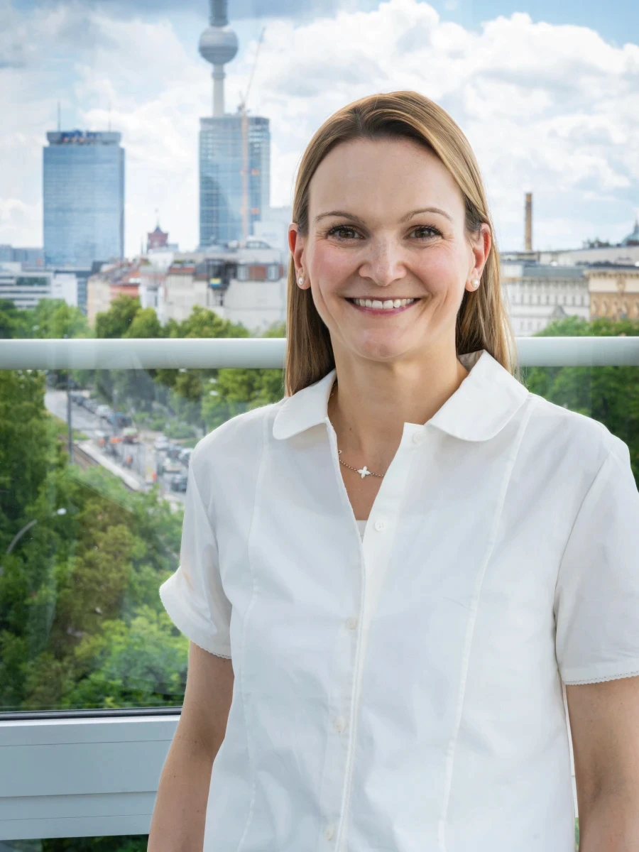 Porträt von Jennifer Jekov, Steuerberaterin und Ansprechpartnerin für Bewerbungen bei GJP, vor der Berliner Skyline