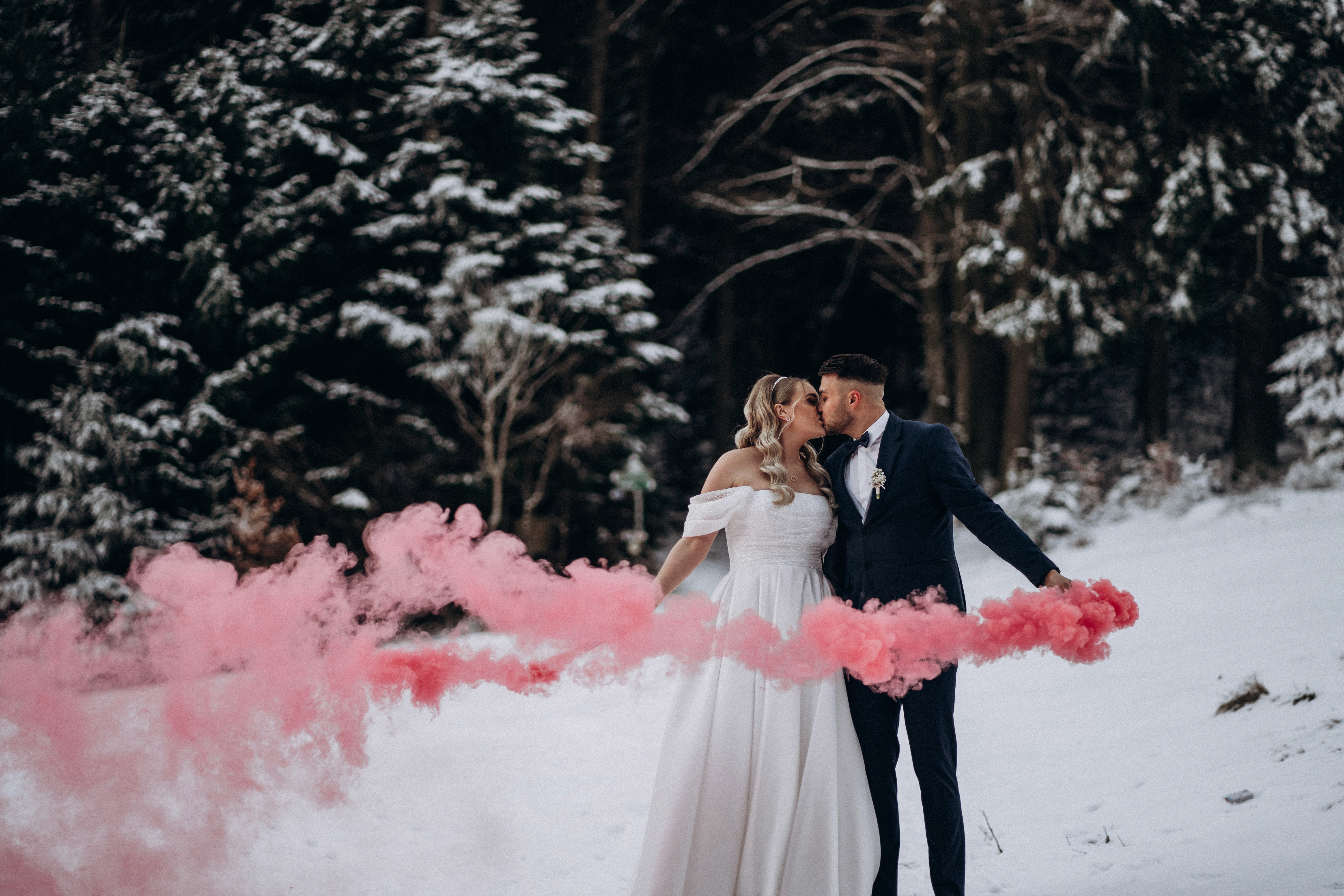 Romantische Hochzeitsfotografie im Winter in Bogen – Brautpaar mit Rauch bei kreativem Shooting.