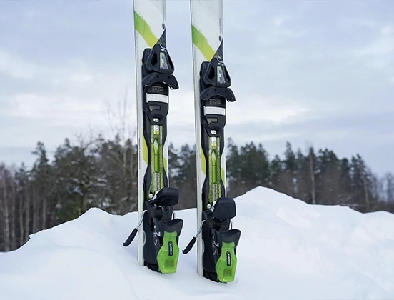 Skis posés dans la neige