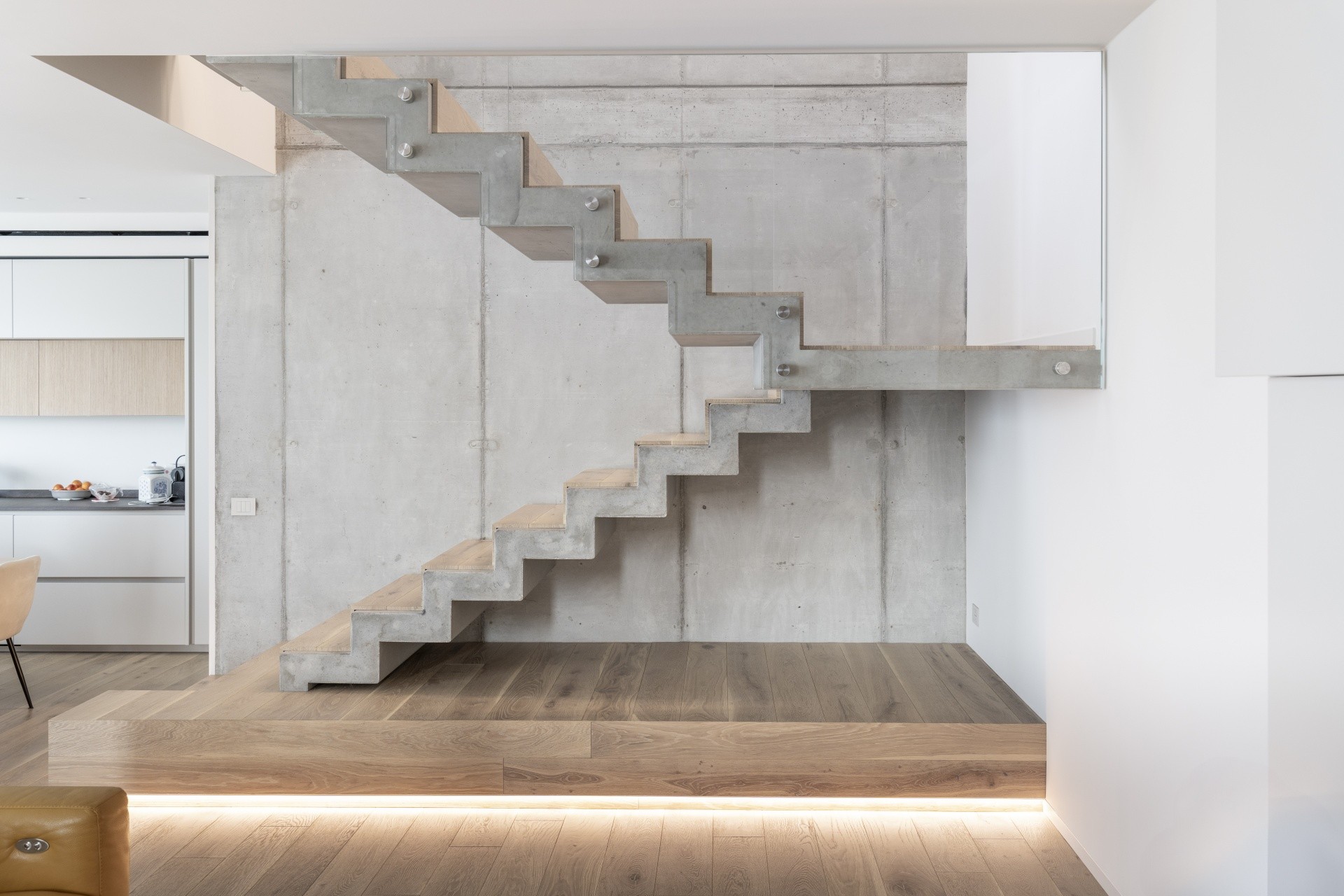 Fotografia cucina minimale in legno e acciaio satinato_nearlight studio fotografico